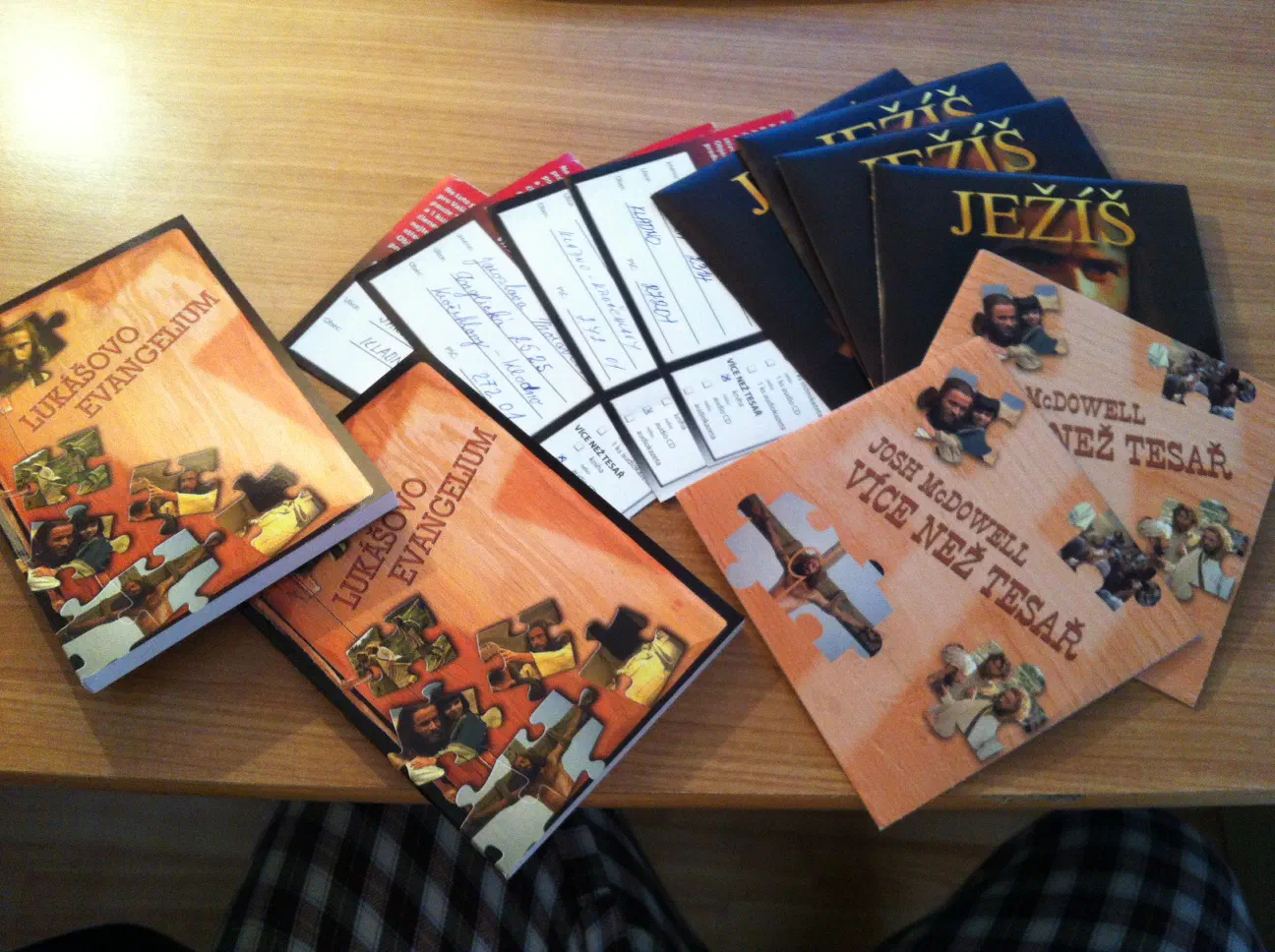 Брошюры «Lukášovo evangelium», книги «Více než tesař» и DVD «Ježíš» для отправки по заказам
