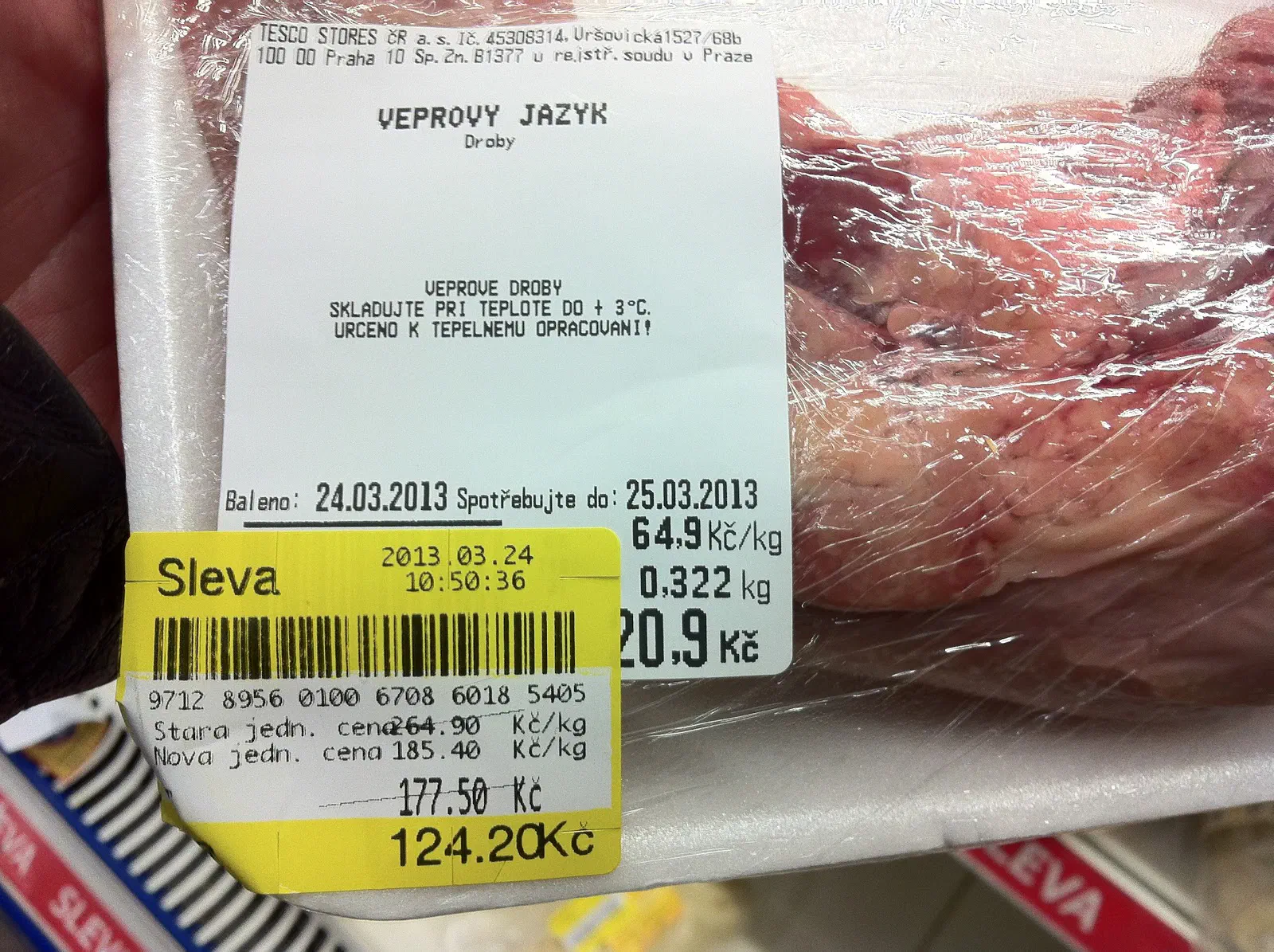 Ценник Tesco на свиной язык: со скидкой 124,20 Kč вместо 177,50 Kč