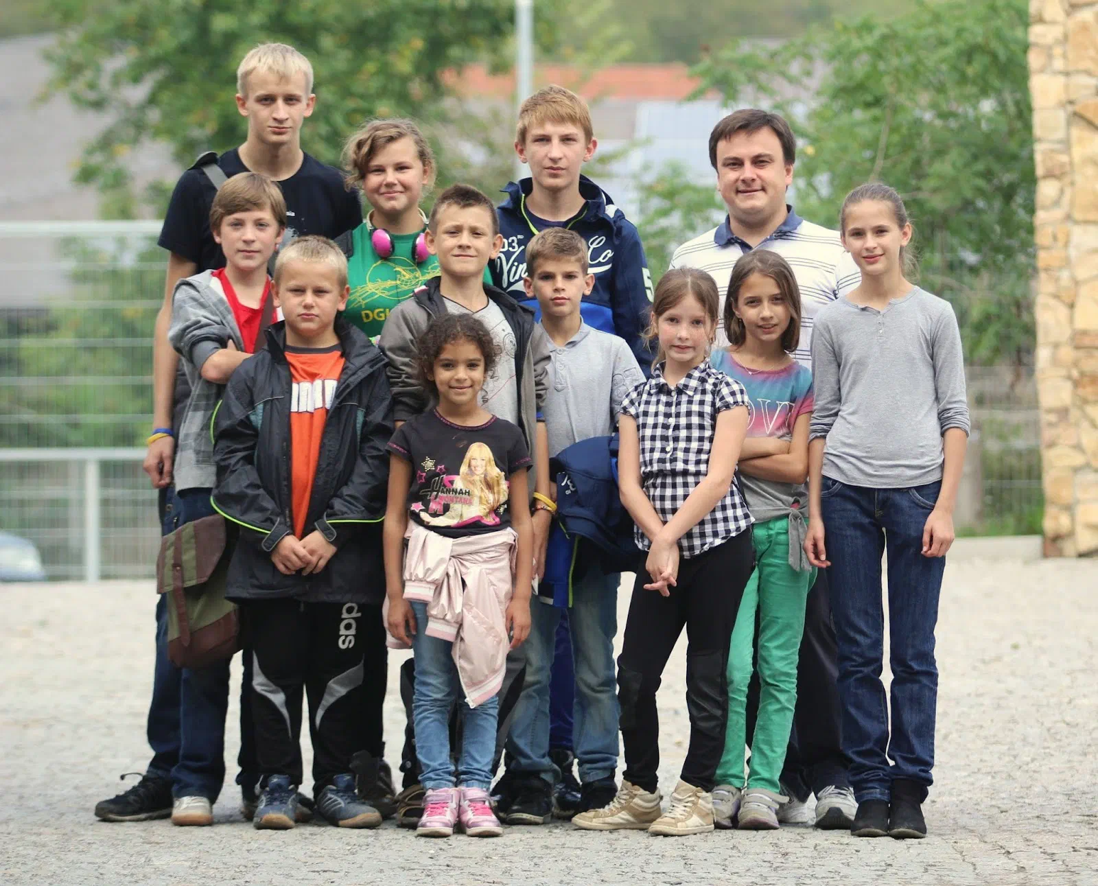 Дети из Донбасса с сопровождающим в Пражском зоопарке